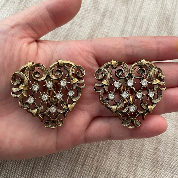 Vintage 1990’s Barrera for Avon open heart scroll antique gold clip on earrings. - Picture 3 of 12